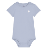 bedruckter Baby Body mit Herz in der Farbe Lavendel Serene Blue 