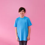 Mädchen trägt Iconic Shirt in der Farbe Aqua