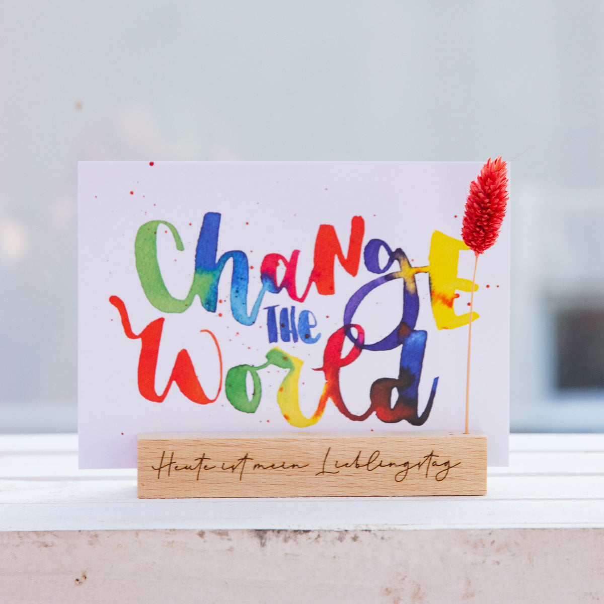 Inspiration tanken mit der Nachricht 'Change the World' auf stilvollen Postkarten