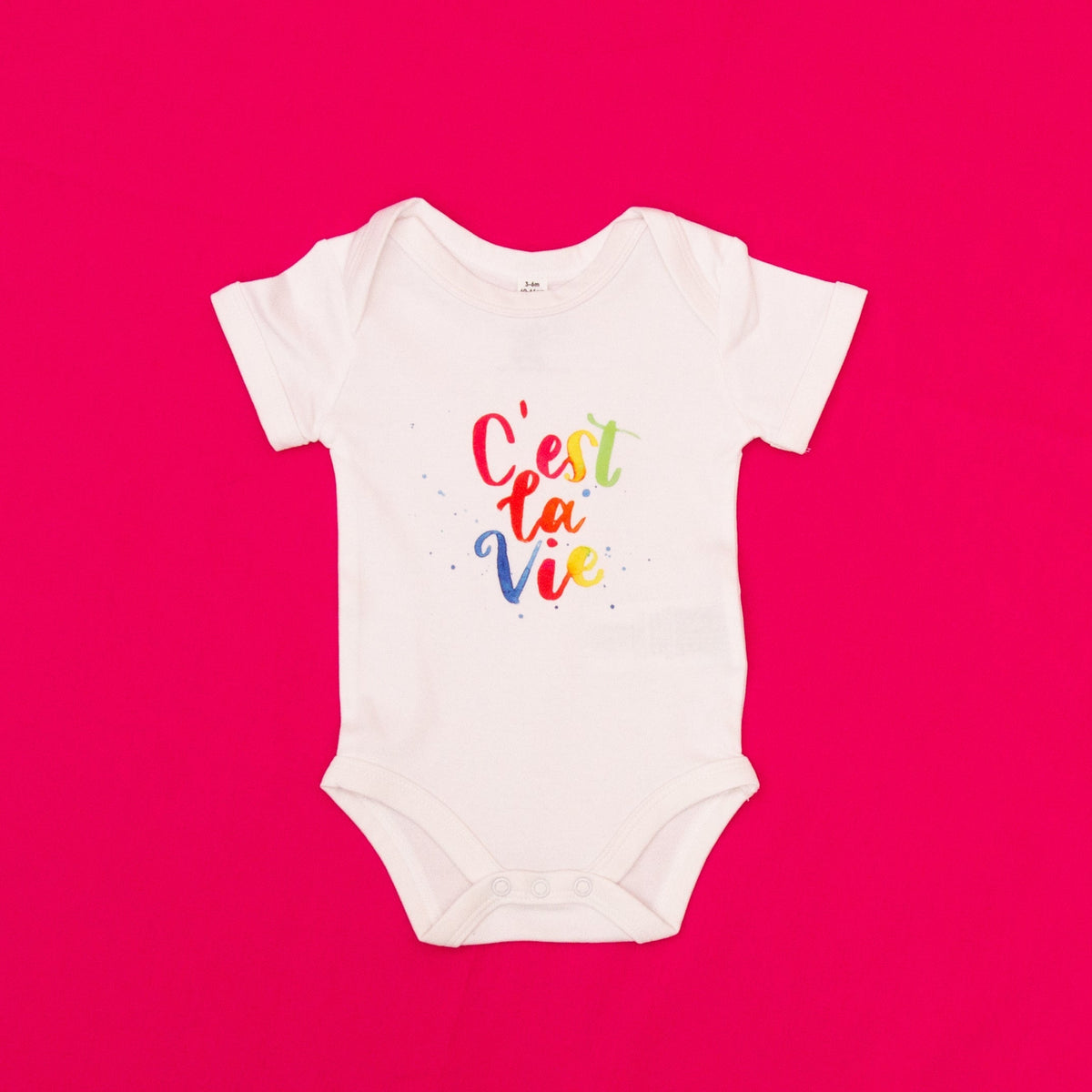 Die Top Gründe Warum Baby Body Kurzarm C'est la vie ein Muss für frischgebackene Eltern ist