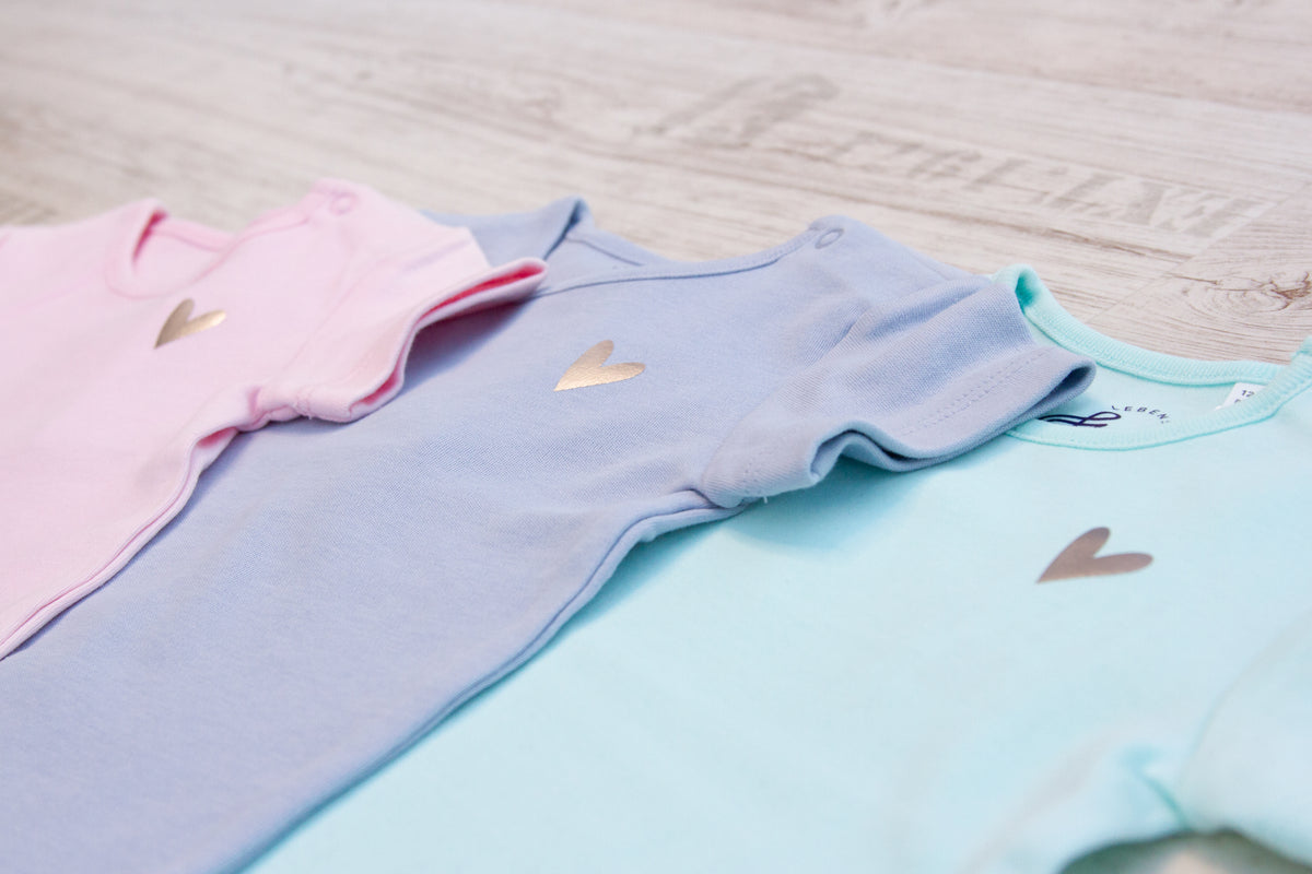 3 Kurzarm Baby Bodys mit kleinem Herzprint in Pastelltönen