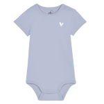 bedruckter Baby Body mit Herz in der Farbe Lavendel Serene Blue 