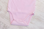 Baby Body in Cotton Pink Nahaufnahme Verschluss
