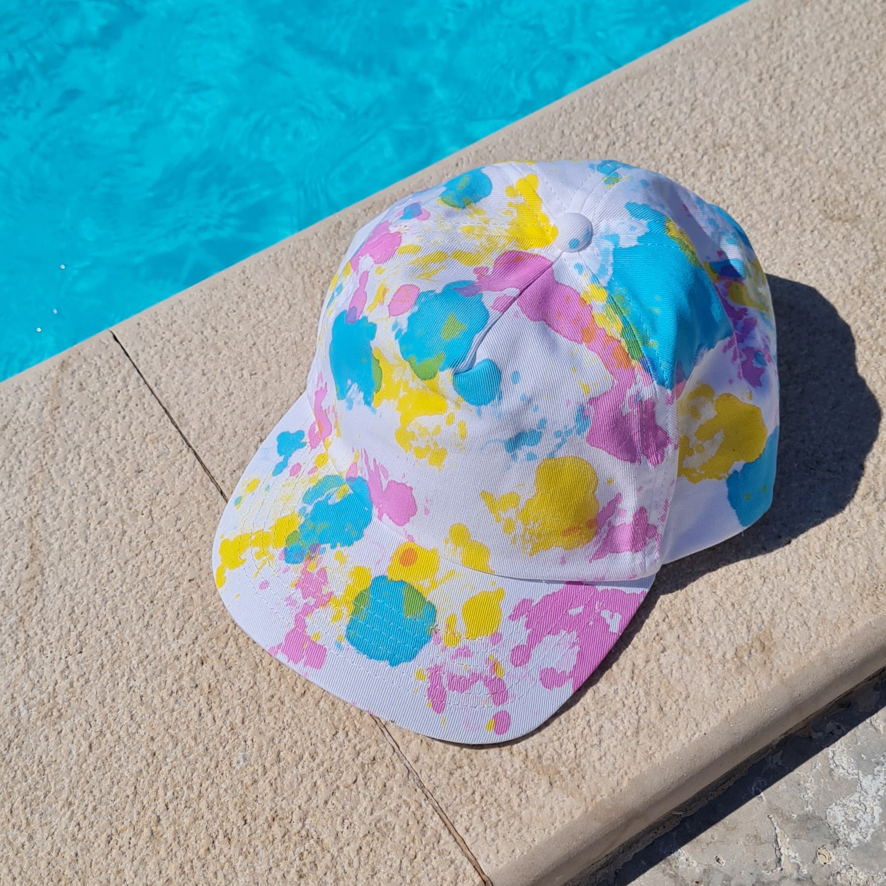 Cap mit bunten Farbkleksen