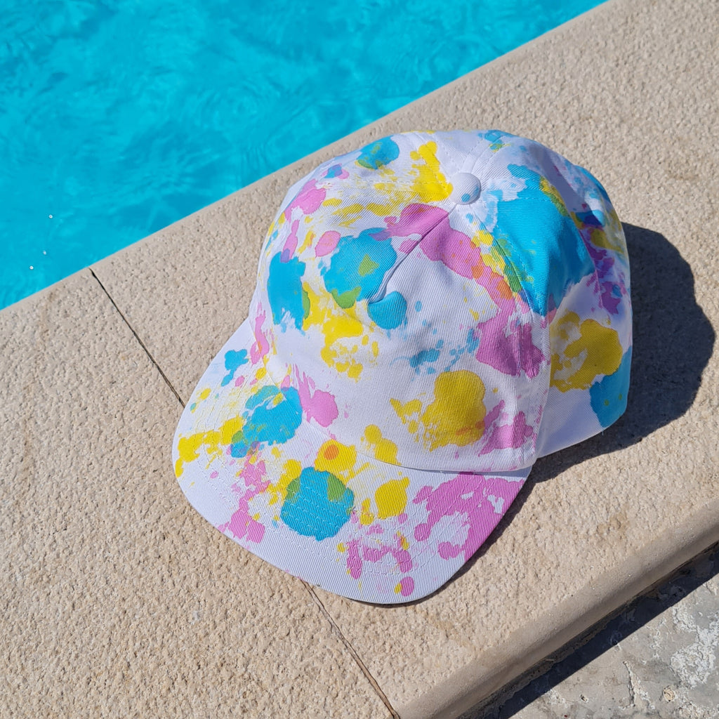 Cap mit bunten Farbkleksen