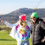 zwei Models lachend bei Sonneschein
