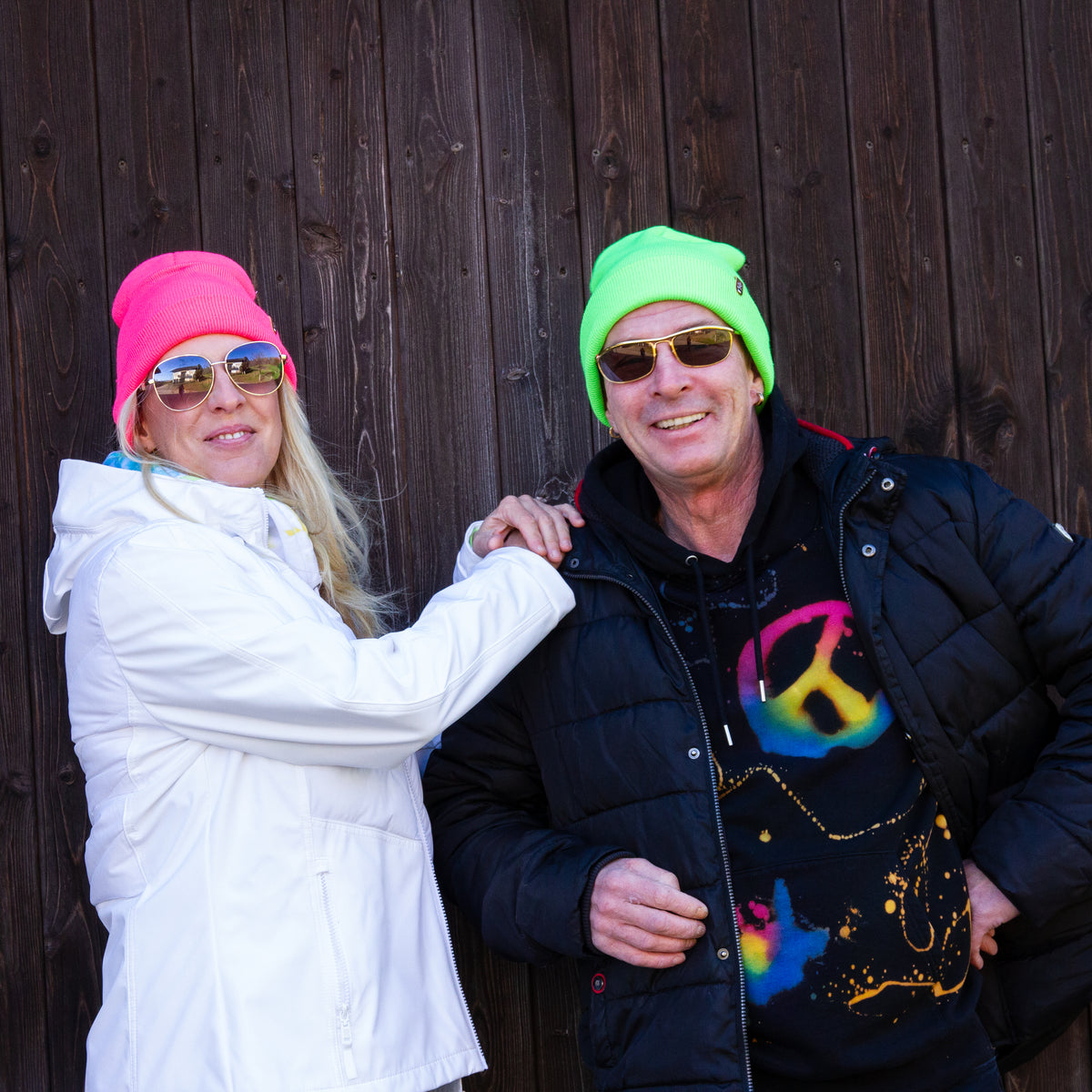 Mann und Frau mit Neon Beanies