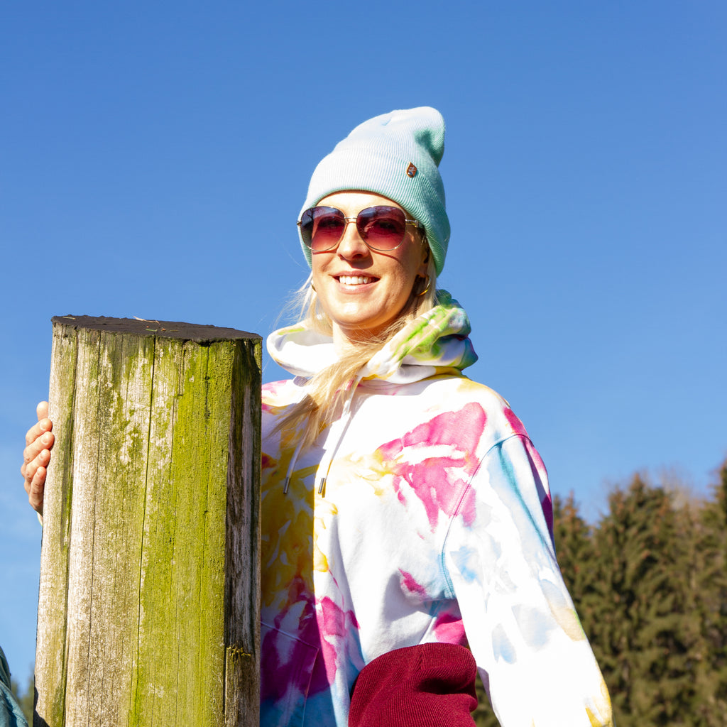 Mintfarbene Beanie Frau in der Sonne
