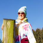 Mintfarbene Beanie Frau in der Sonne