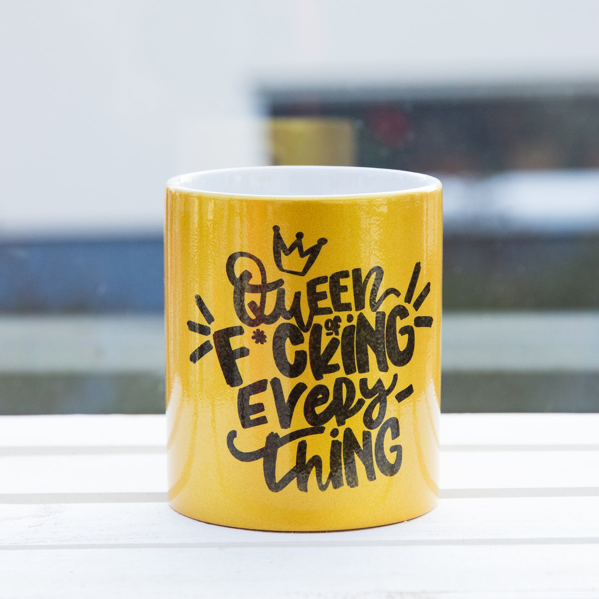 Goldtasse mit Aufdruck Quenn of fucking everything Frontansicht