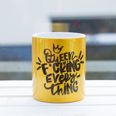 Goldtasse mit Aufdruck Quenn of fucking everything Frontansicht