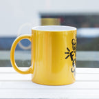 rechte Seiten Ansicht einer goldenen Tasse mit Druck der Henkel zeigt nach links