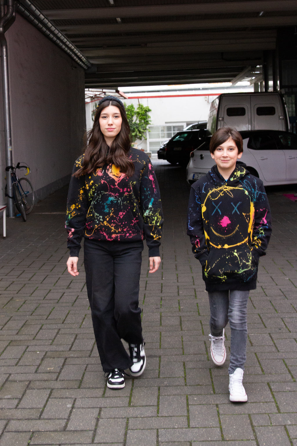 Zwei Mädchen im coolen Look