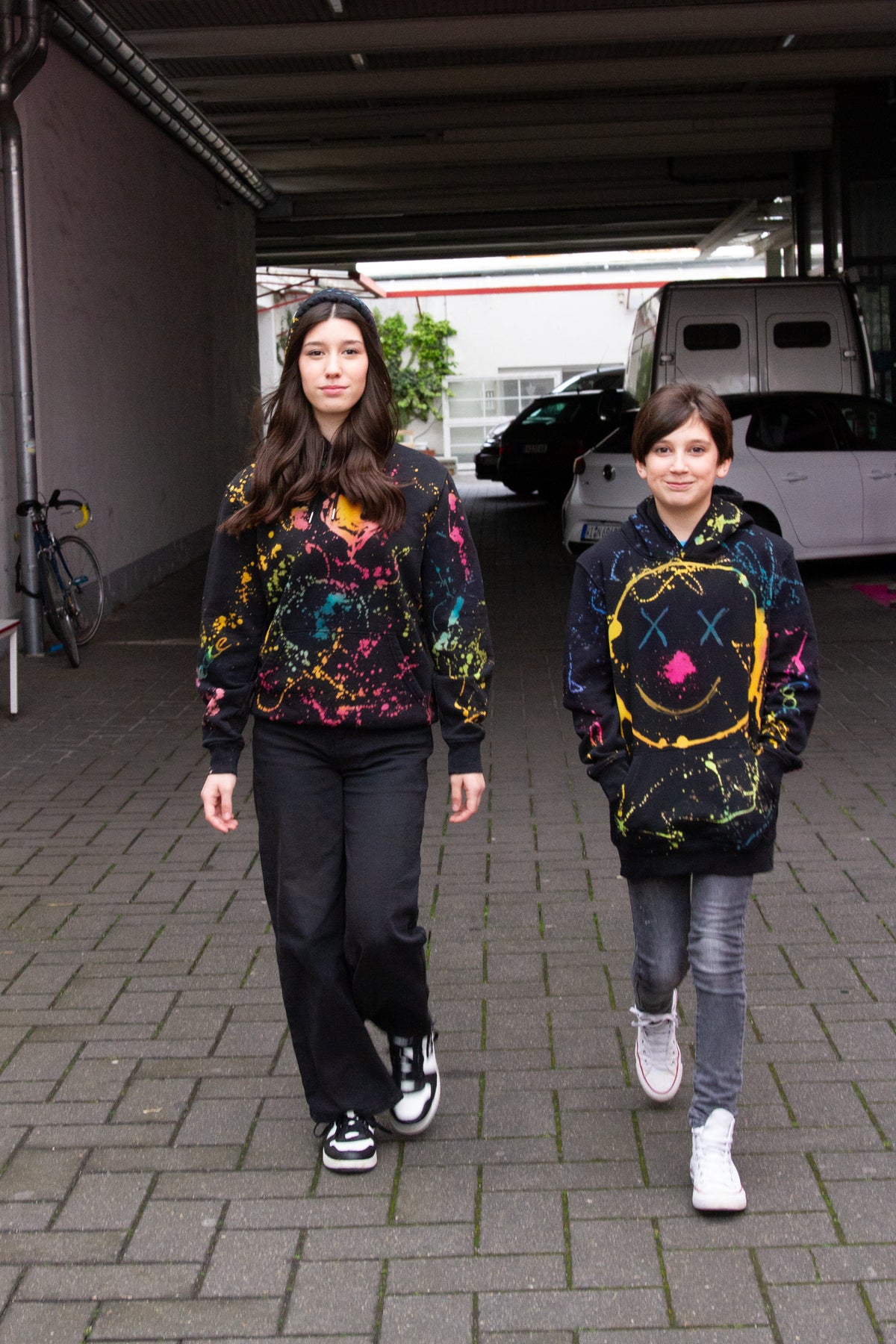 Zwei Mädchen im coolen Look
