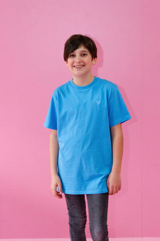 Mädchen Model trägt Iconic Shirt in der Farbe Aqua