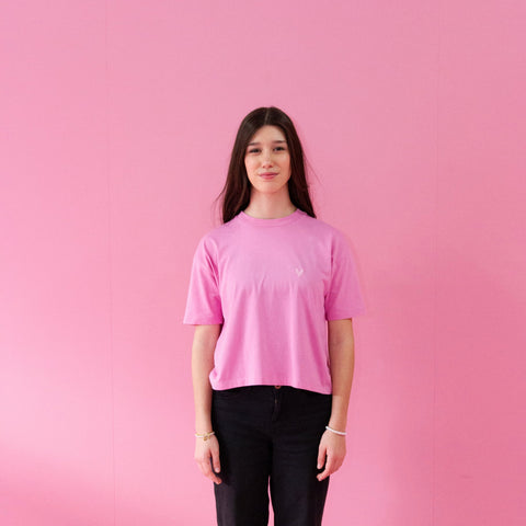 Model mit Boxy Shirt in der Farbe Bubble Pink 1