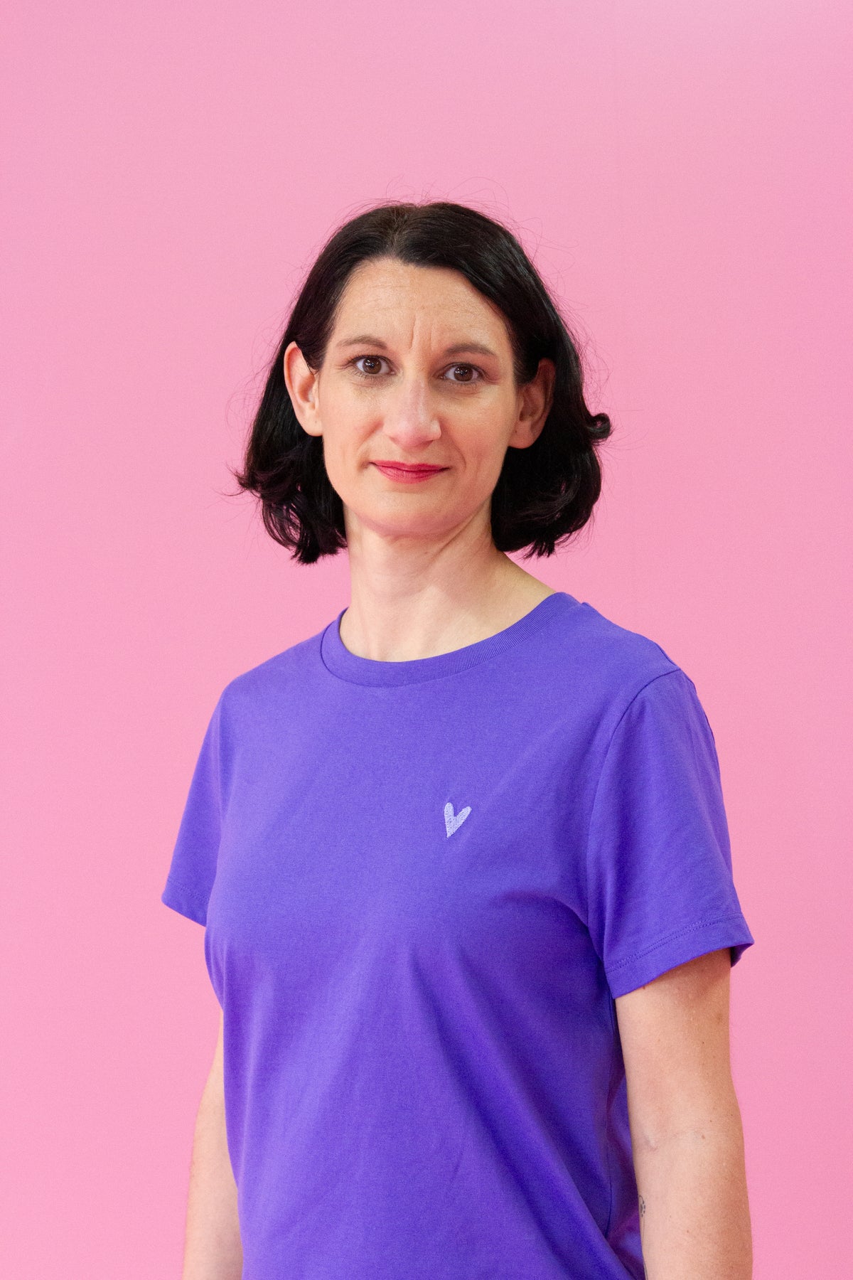 Damen T-Shirt "Iconic"mit gesticktem Herz