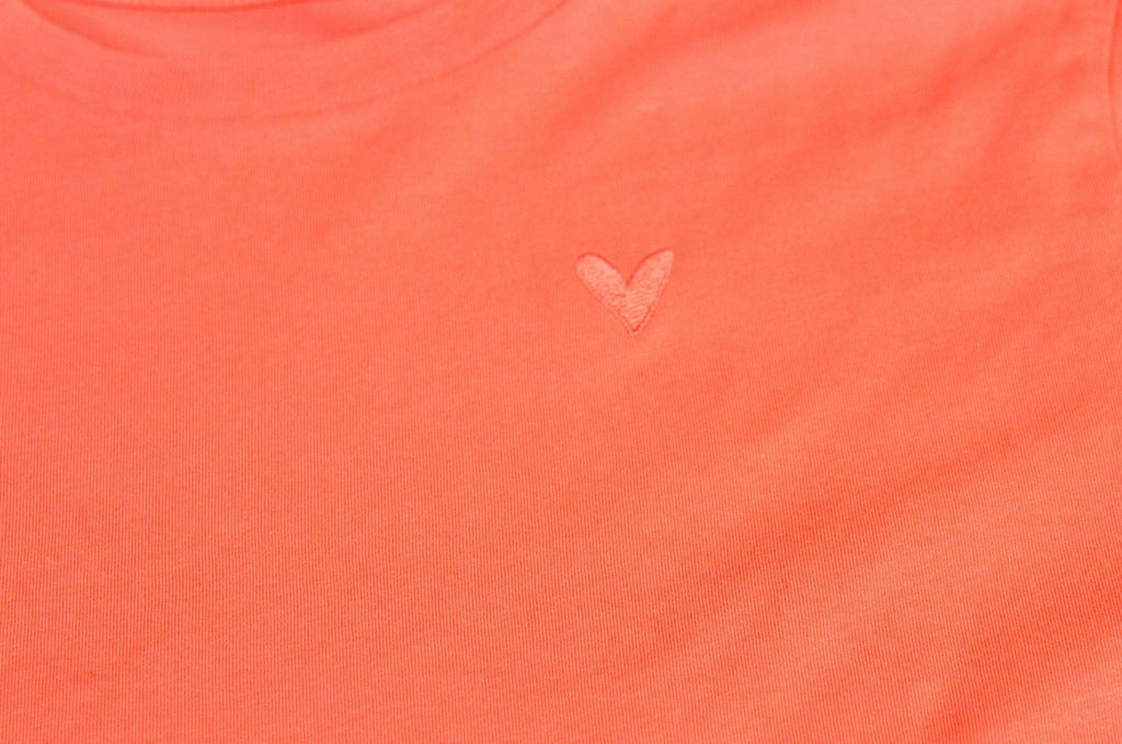 Damen T-Shirt "Iconic"mit gesticktem Herz