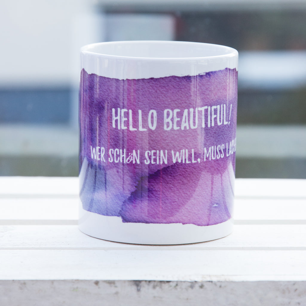 weiße Tasse mit Aufdruck Hello beautiful wer schön sein will muss lächeln! Frontansicht