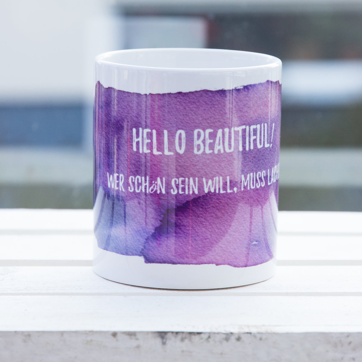 weiße Tasse mit Aufdruck Hello beautiful wer schön sein will muss lächeln! Frontansicht