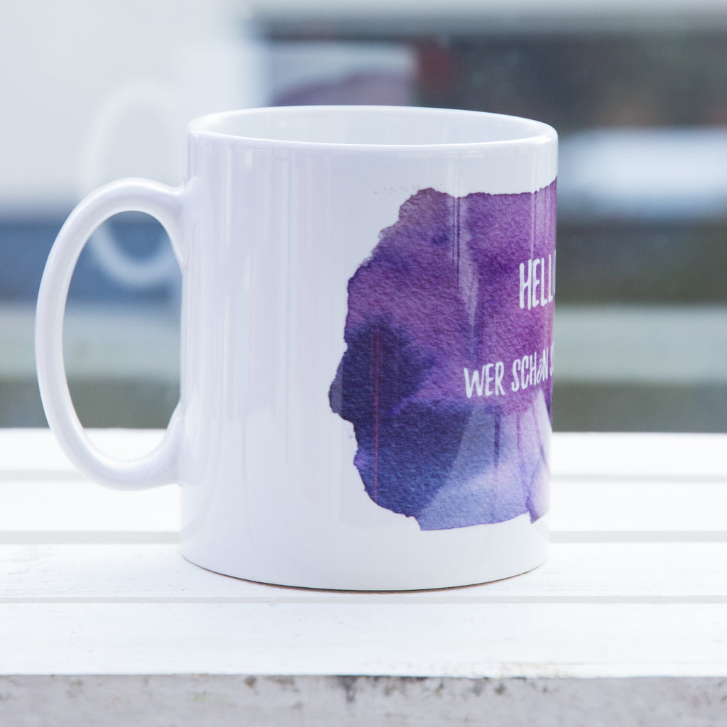 rechte Seiten Ansicht einer weißen Tasse mit Aufdruck Hello Beautiful der Henkel zeigt nach links