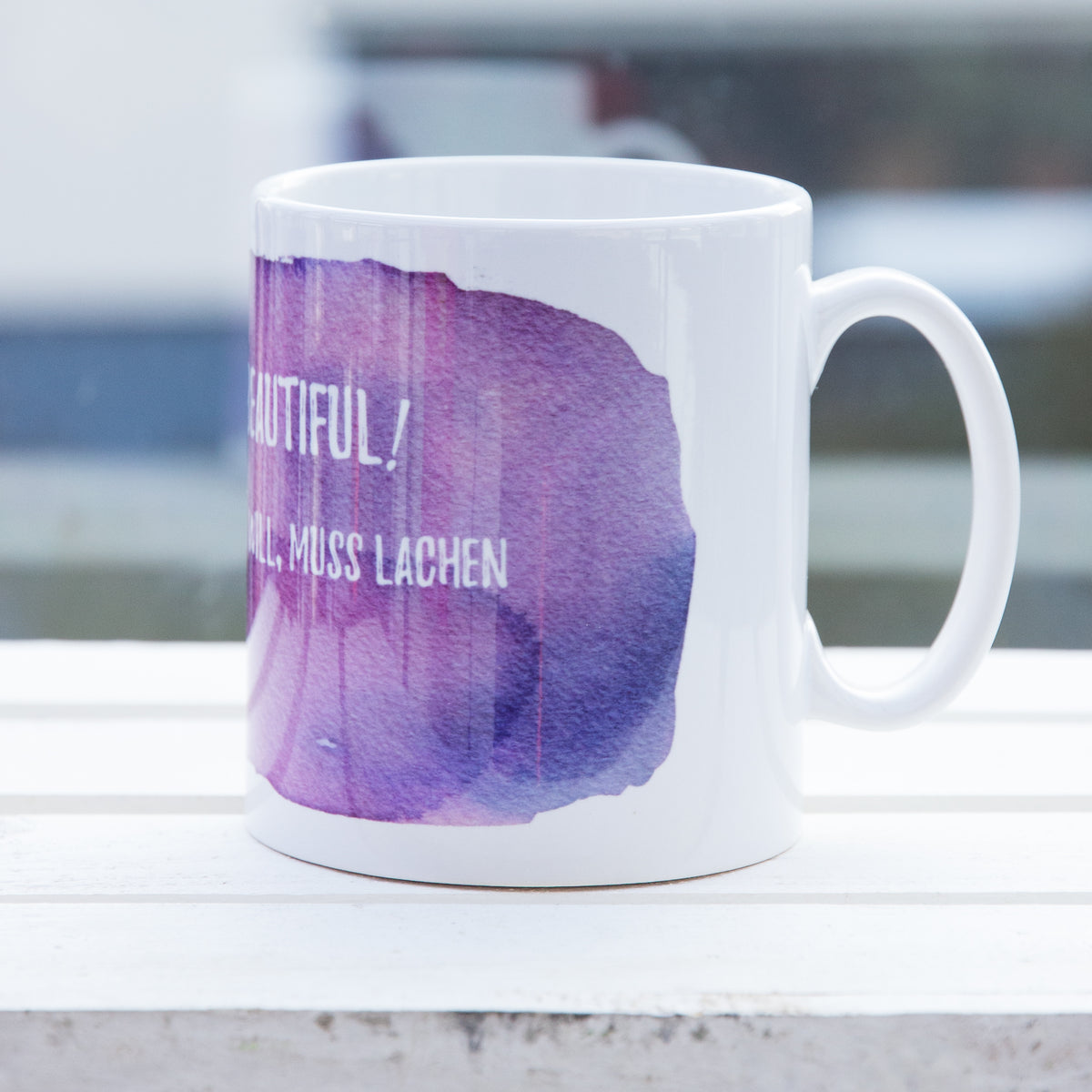 linke Seiten Ansicht einer weißen Tasse mit Aufdruck Hello Beautiful der Henkel zeigt nach rechts