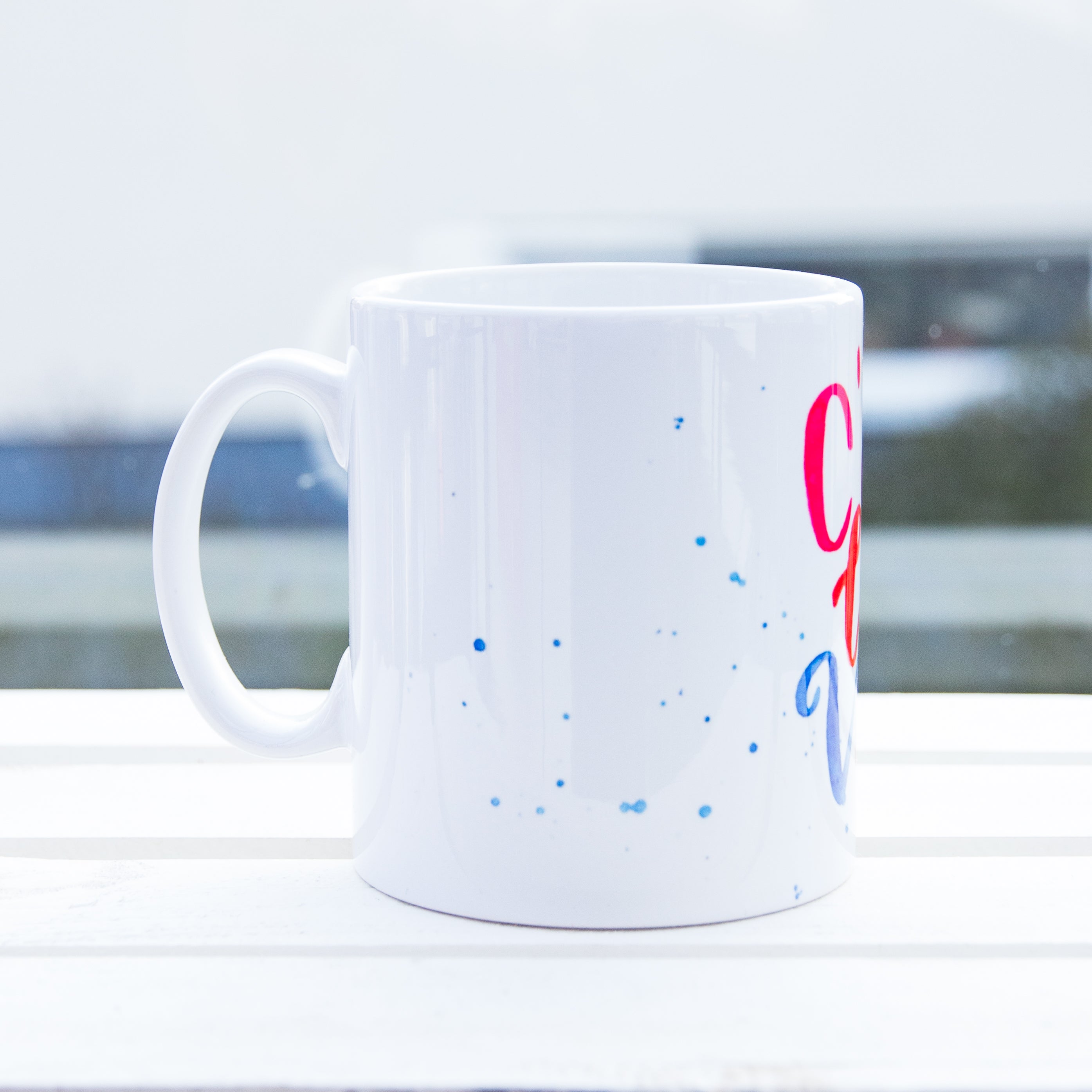 rechte Seiten Ansicht einer weißen Tasse mit Aufdruck C'est la vie der Henkel zeigt nach links