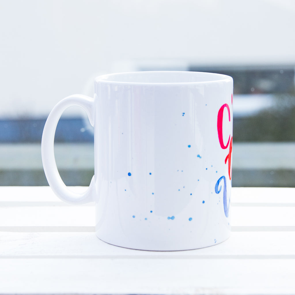 rechte Seiten Ansicht einer weißen Tasse mit Aufdruck C'est la vie der Henkel zeigt nach links