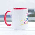 rechte Seiten Ansicht einer Two-Tone Tasse rot mit Aufdruck Just go der Henkel zeigt nach links