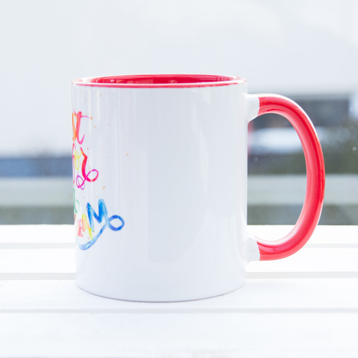 linke Seiten Ansicht einer Two-Tone Tasse rot mit Aufdruck Just go der Henkel zeigt nach rechts