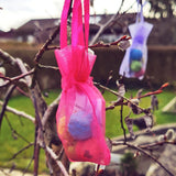 Seedbombs im Beutel hängen am Baum