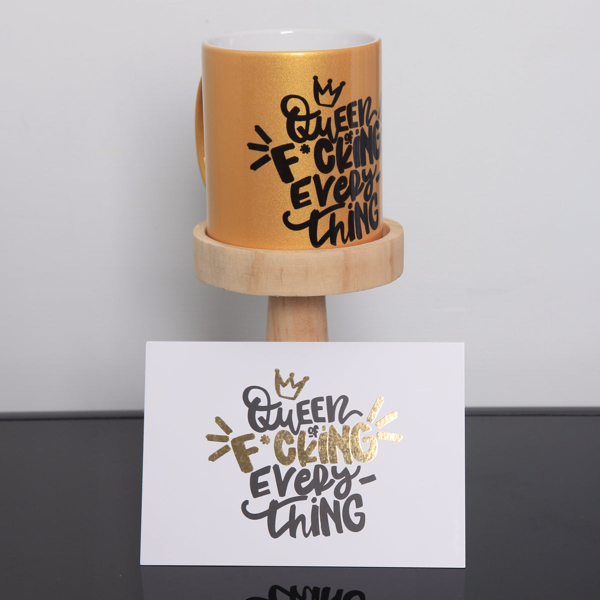 Postkarte "Queen of f*cking everything"