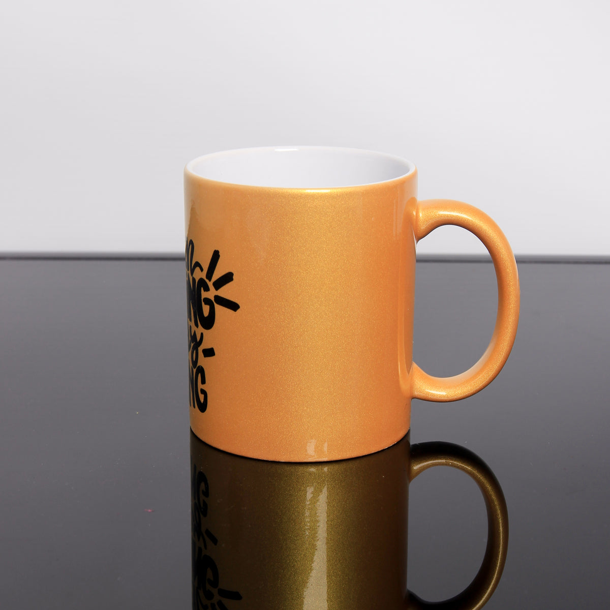 Gold Tasse "Queen of fucking everything"