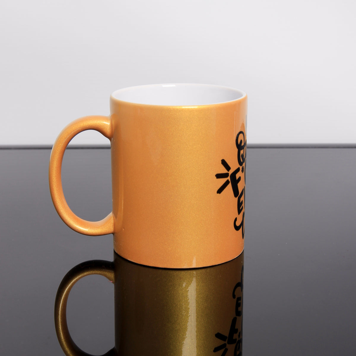 Gold Tasse "Queen of fucking everything"