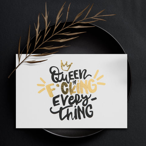 Postkarte "Queen of f*cking everything"